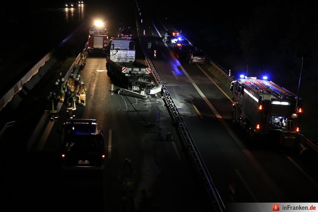 Lkw bleibt mit Kran-Aufbau an Autobahnbrücke hängen