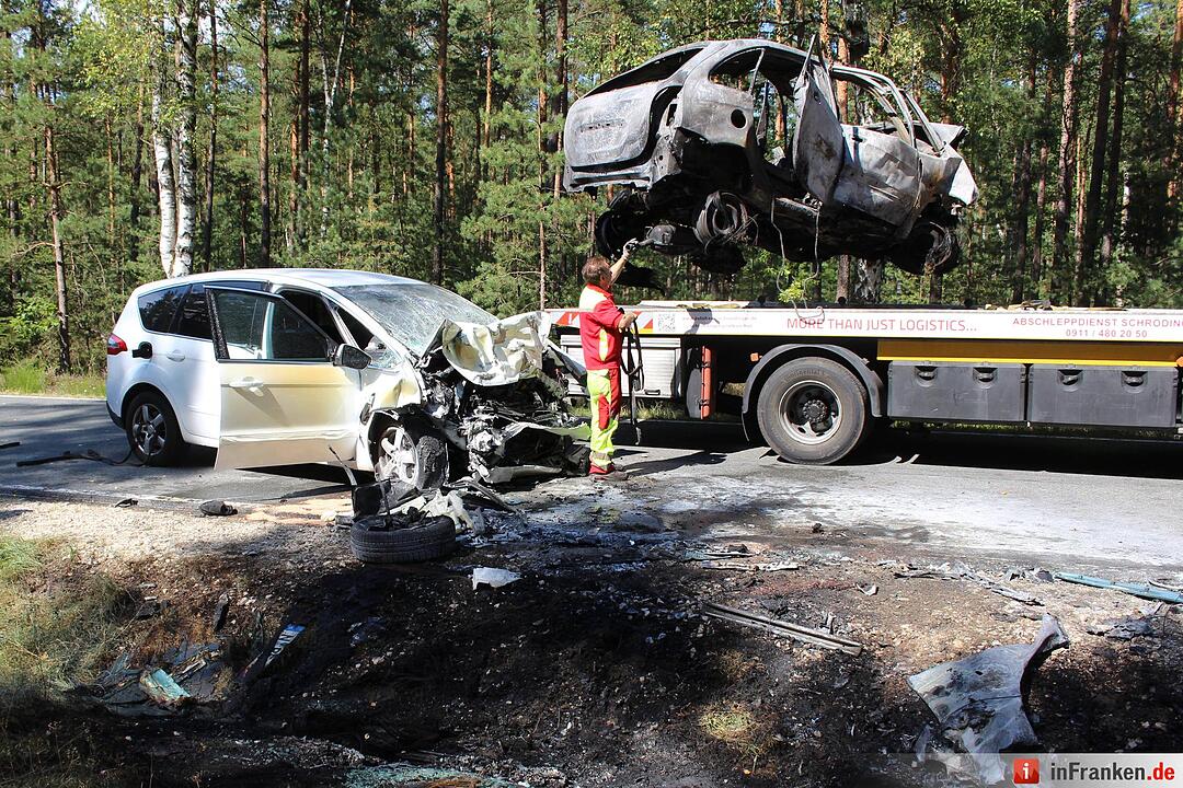 Frontalcrash fordert zwei Tote - Auto geht in Flammen auf