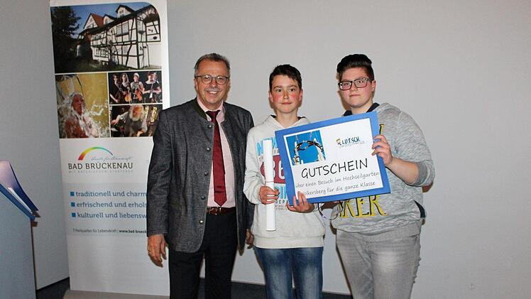 Der 3. Platz ging an die Film AG der Mittelschule Bad Brückenau. Emil Müller beglückwünscht die Vertreter der AG.  Foto: Julia Raab