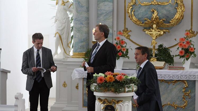 Landrat Klaus Löffler (Mitte) war vom großen Gotteshaus in Seibelsdorf beeindruckt, mit im Bild Pfarrer Matthias Rückert (links) und Bürgermeister Norbert Gräbner. Foto: Michael Wunder