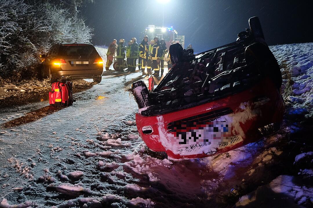 Kreis ERH: Unfall auf spiegelglatter und verschneiter Fahrbahn