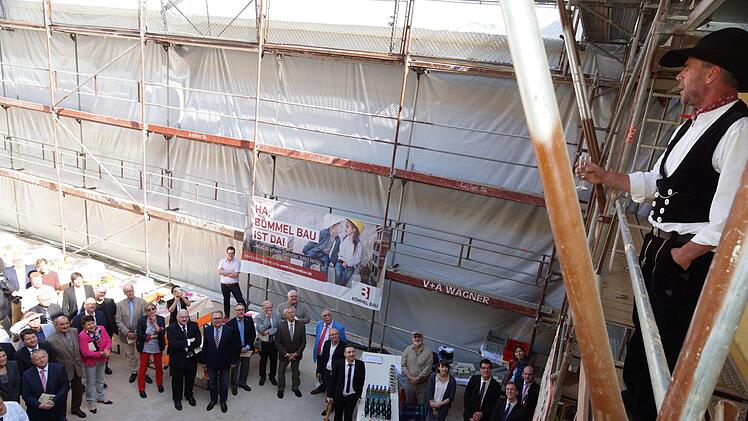 Martin Schubert spricht vom Gerüst aus den Richtspruch.Foto:  Arkadius Guzy