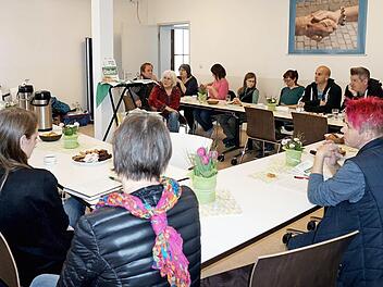 Die Empfänger der Spenden - hier Alberto Parmigiani (stehend) - stellten ihre Projekte vor. Foto: Richard Sänger