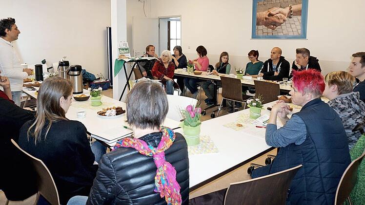 Die Empfänger der Spenden - hier Alberto Parmigiani (stehend) - stellten ihre Projekte vor. Foto: Richard Sänger