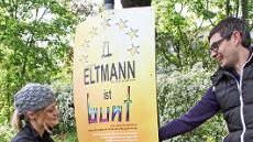 Carolin Volk und Paul Kremer hängten das erste "Eltmann-ist-bunt-Plakat" am Busparkplatz der Schule auf. Foto: Sabine Weinbeer