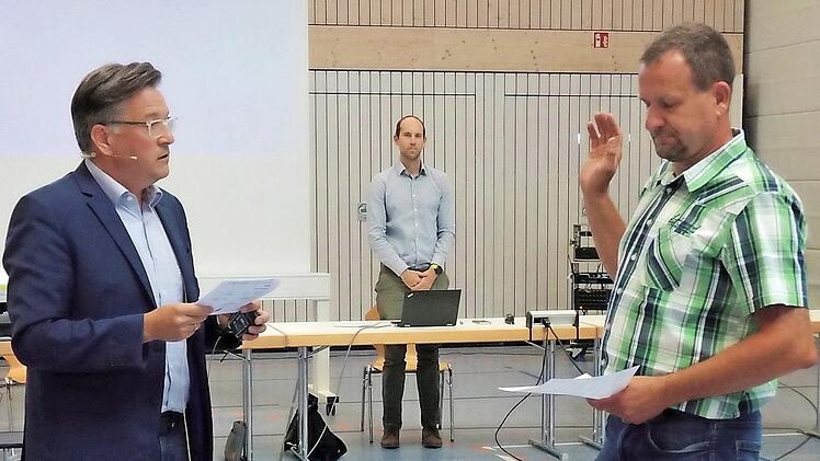 Bürgermeister Karsten Fischkal (links) vereidigt Alexander Schickert (rechts) als neuen Ortssprecher von Heppstädt. Foto: Britta Schnake