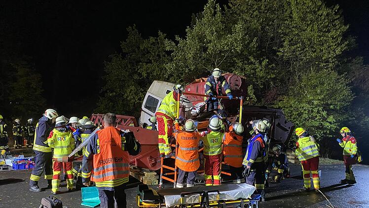 Im Rahmen der Feuerwehraktionswoche &uuml;bten ein Teil der Freiwilligen Feuerwehren der Gro&szlig;en Kreisstadt Bad Kissingen am Wochenende. Foto: Harald Albert