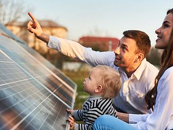 Die Ergebnisse aus dem bundesweiten Verfügbarkeits-Check überraschen: Die PV mit 10 kWp ist vielerorts bereits nach 10 Wochen auf dem Dach.