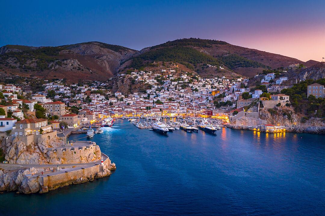 View of the amazing Hydra island, Greece. Blick auf die beeindruckende Insel Hydra, Griechenland.