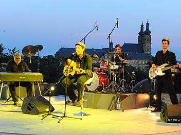 Das Archivbild, das Dominik Plangger mit seiner Band auf der Klosterwiese in Banz zeigt, ist aus einem der Vorjahre. Heuer finden die "Songs" am 5. und 6. Juli statt. Foto: Ronald Rinklef