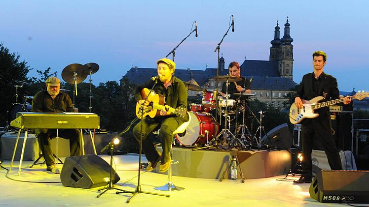 Das Archivbild, das Dominik Plangger mit seiner Band auf der Klosterwiese in Banz zeigt, ist aus einem der Vorjahre. Heuer finden die "Songs" am 5. und 6. Juli statt. Foto: Ronald Rinklef
