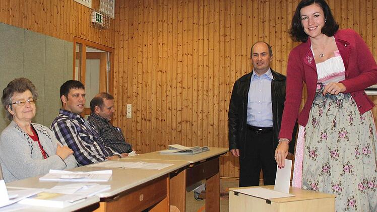 Dorothee Bär gibt in Ebelsbach ihre Stimme ab.  Foto: rn