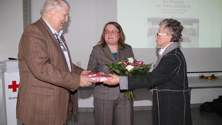 (v. li.) BRK-Kreisvorsitzender Dr. Jürgen Zürbig dankt Stadtarchivarin Christine Wittenbauer für ihren Festvortrag. Mit im Bild ist Rosemarie Göhring.