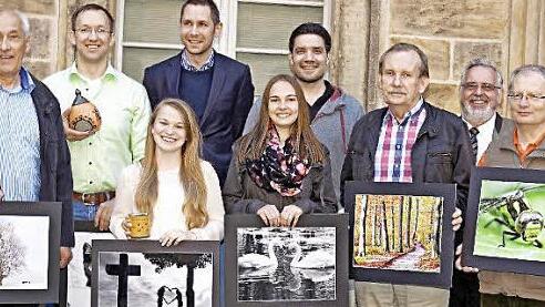 Die Sieger des diesjährigen Fotowettbewerbs freuen sich über ihr gutes Abschneiden. Vlnr: Richard Baumgarten mit dem Siegerbild von Nadja Wirth und Helmut Büchner mit seinem Siegerbild in der Kategorie Farbe, Hans Hager, Claus von Acken sowie Klaus Förster und Bürgermeister Martin Bernreuther.