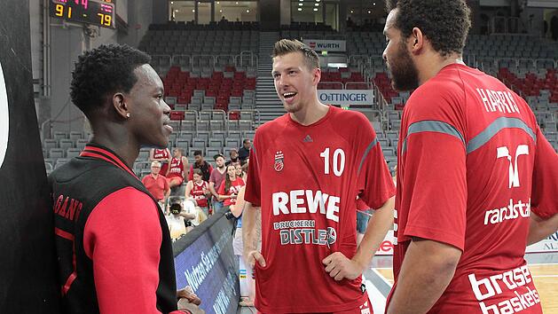 Nationalspieler unter sich: NBA-Spieler Dennis Schr&ouml;der (l.) im Gespr&auml;ch mit den Bambergern Daniel Theis und Elias Harris (r.). Foto: sportpress