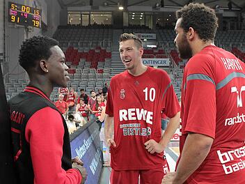 Nationalspieler unter sich: NBA-Spieler Dennis Schröder (l.) im Gespräch mit den Bambergern Daniel Theis und Elias Harris (r.). Foto: sportpress