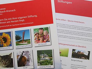 Prospekte der Sparkasse zum Thema Stiftungen. Foto: Jürgen Gärtner