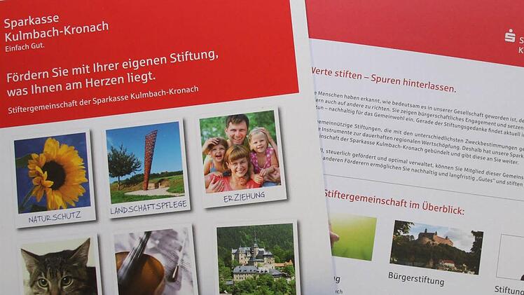 Prospekte der Sparkasse zum Thema Stiftungen. Foto: Jürgen Gärtner