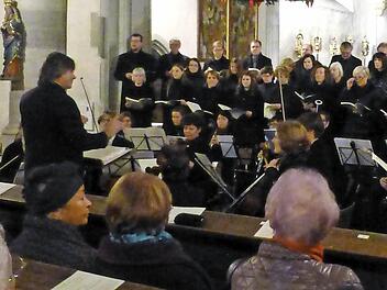 In der Stadtpfarrkirche: Ensemble Vokal Münnerstadt und Mitteldeutsches Kammerorchester unter der Stabführung von Regionalkantor Peter Rottmann  Foto: Gerhild Ahnert
