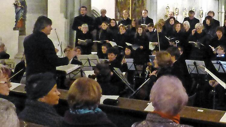 In der Stadtpfarrkirche: Ensemble Vokal Münnerstadt und Mitteldeutsches Kammerorchester unter der Stabführung von Regionalkantor Peter Rottmann  Foto: Gerhild Ahnert