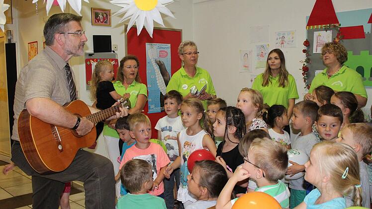 Landrat Michael Busch und die Kinder des ausgezeichneten Weidach-Kindergartens singen zusammen ein Lied. Foto: Manja von Nida