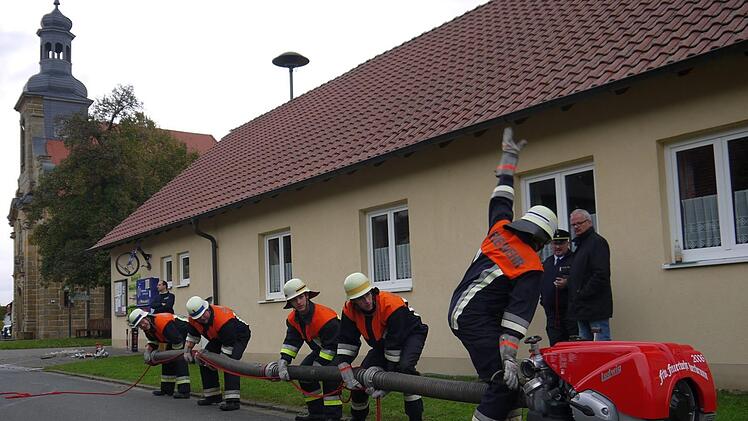 Auf dem Gelände vor der "Alten Schule" zeigen 15 Feuerwehraktive aus drei Feuerwehren ihr Können bei einer gemeinsamen Leistungsprüfung.