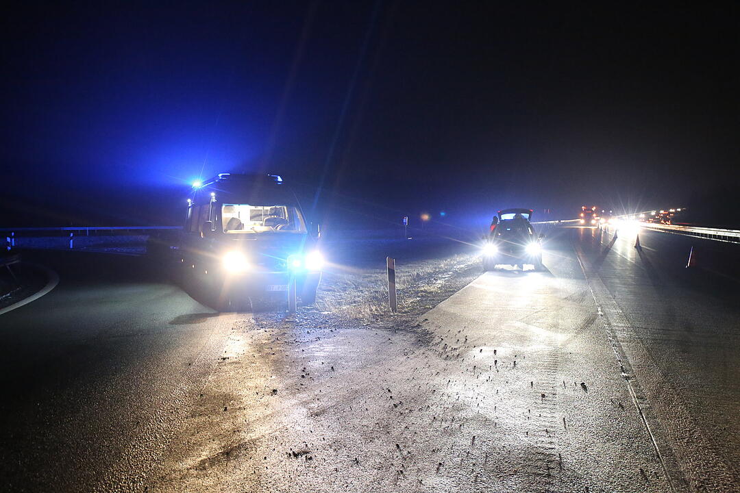 Sattelzug walzt Leitplanke nieder