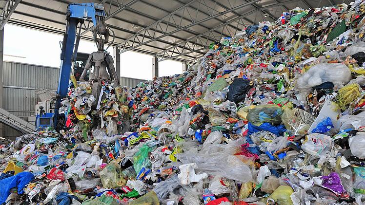 Einer der schlimmsten Umweltkiller heißt Plastik. Unter Einsatz von Erdöl hergestellt, wird die Recycling-Technik nicht mehr Herr der Unmengen, die im Ozean bereits einen Teppich von der halben Größe Europas bilden.  Unser Archivbid zeigt die Wertstoffaufbereitungs- und Sortieranlage auf dem Gelände der B & R Bioverwertung und Recycling GmbH, einem Tochterunternehmen der Stadtwerke Erfurt.  Martin Schutt/ dpa