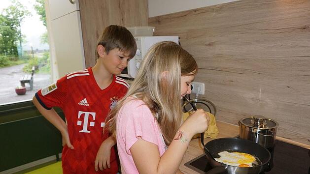 Isabella Metz und Silas Bühner kochen sich Spiegeleier in der neuen Schulküche. Marion Eckert