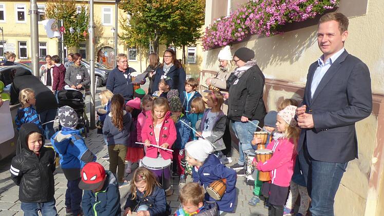 "Spiel‘ nicht mit der Wahrheit, wir wollen Klarheit" sangen die Jungen und Mädchen der "Arche Noah" dem Bad Rodacher Bürgermeister Tobias Ehrlicher zum Weltkindertag. Foto: Volker Gundel
