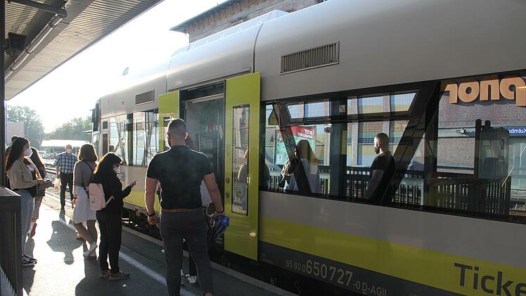Die Agilis-Züge fahren fahrplanmäßig - der Andrang ist groß. Auch Fahrgäste, die normal mit der Deutschen Bahn reisen wollten, weichen auf diese Züge aus.