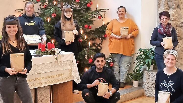 In Wallenfels wurden die Plätzchentüten überreicht (vorne, v. l.): pädagogische Mitarbeiterin Evelin Mertens, Rahman Kashkouli und die Leiterin des sozialen Diensts, Nadine Schmuck; (hinten): Leonie Zimmerlein, Jasmin Herbersdorf, hauswirtschaftliche Mitarbeiterin Natascha Christmann und Einrichtungsleiterin Gabriele Händel