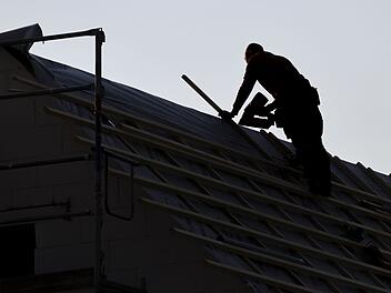 Dachdecker st&uuml;rzt mehrere Meter in die Tiefe.