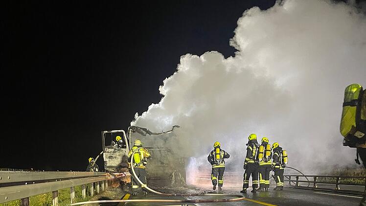 Trucker bemerkt "Schimmern" im Spiegel - stundenlanger Einsatz auf der A73 bei Bamberg