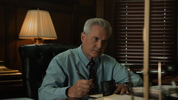Claires Vater (Kyle MacLachlan) hält es für sinnlos, seine erwachsene Tochter weiter zu unterstützen. Er glaubt nicht, dass Geld oder elterliches Kümmern deren Probleme lösen können.