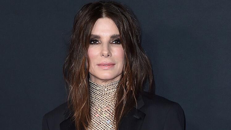 Längst nicht alle schummeln sich jünger. Sandra Bullock etwa schlug einst beim Casting ein paar Jahre drauf, um die Rolle einer "älteren Wissenschaftlerin" in "Love Potion #9" zu bekommen.