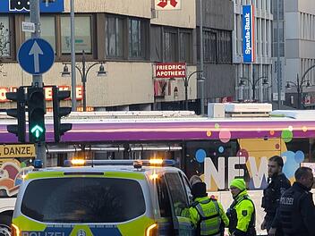 Frau bei Faschingsumzug von Bus &uuml;berfahren - k&auml;mpft um ihr Leben