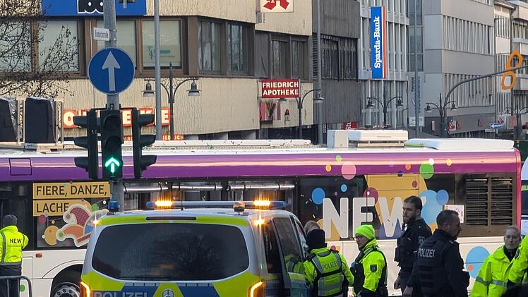 Frau bei Faschingsumzug von Bus &uuml;berfahren - k&auml;mpft um ihr Leben