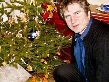 Pfarrer Hornung baut zuhause die Krippe auf.  Fotos: Malbrich