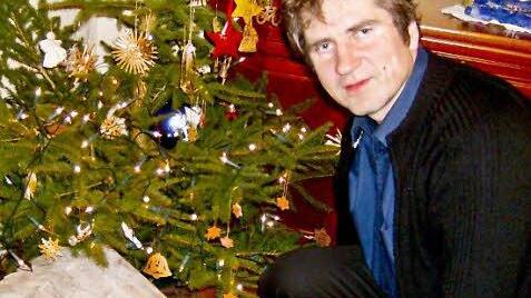 Pfarrer Hornung baut zuhause die Krippe auf.  Fotos: Malbrich