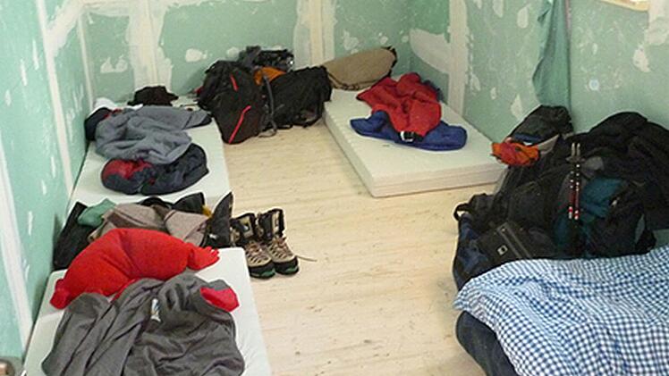 Unterkunft und Verpflegung waren spartanisch. Geschlafen wurde auf Matratzen.