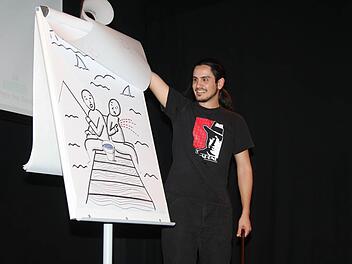 Der stolze Sieger - Leopold Toriser. Er hat sich mit seinen Kühlschrank-Geschichten und Bild-Interpretationen für die Endrunde qualifiziert. Fotos: Sonja Adam