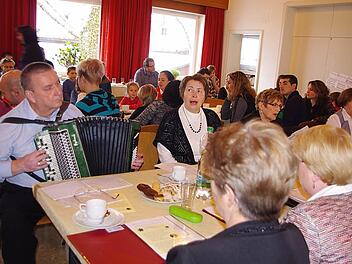 Valerij Ladur (links) sorgte mit seinem Bajan für die instrumentale Begleitung der Feier. Fotos: Heike Schülein