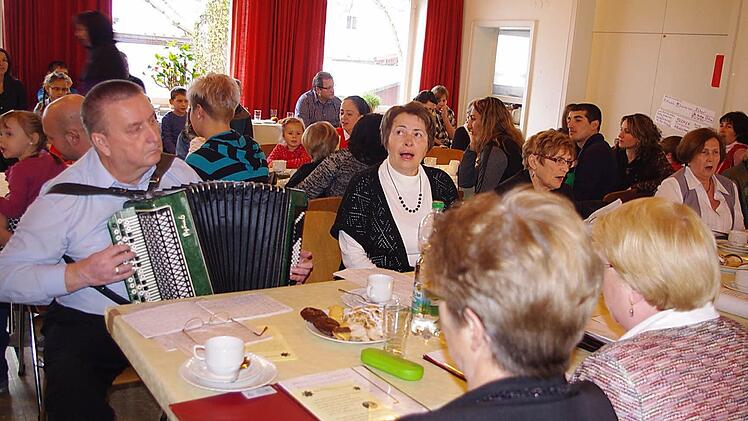 Valerij Ladur (links) sorgte mit seinem Bajan für die instrumentale Begleitung der Feier. Fotos: Heike Schülein
