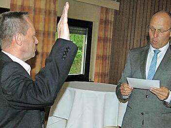 Der Zweite Bürgermeister Wolfgang Illek (CSU, links) wird vom Ersten Bürgermeister Gerd Kleinhenz (PWW) vereidigt. Foto: Sebastian Schmitt-Mathea