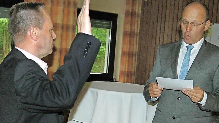 Der Zweite Bürgermeister Wolfgang Illek (CSU, links) wird vom Ersten Bürgermeister Gerd Kleinhenz (PWW) vereidigt. Foto: Sebastian Schmitt-Mathea