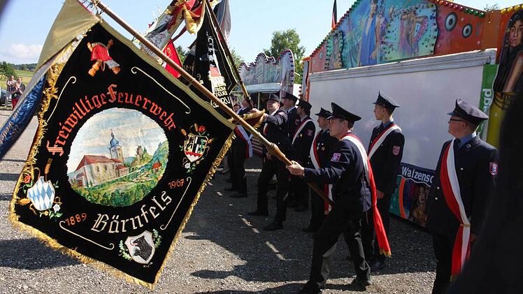Die Fahnenparade vor dem Festzelt Fotos: Franz Galster
