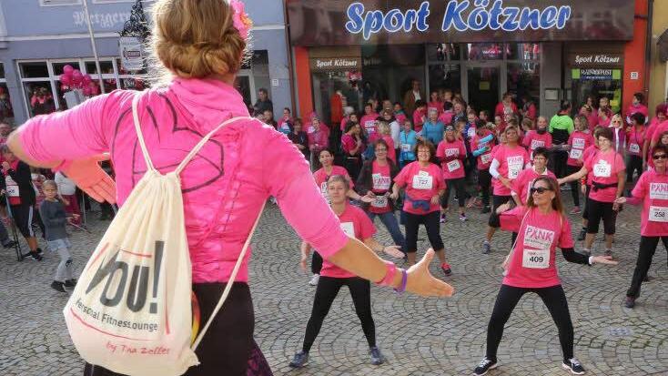 Mit Zumba stimmte Tina Zeller die Läuferinnen auf dem Marktplatz auf einen großartigen Lauf ein.