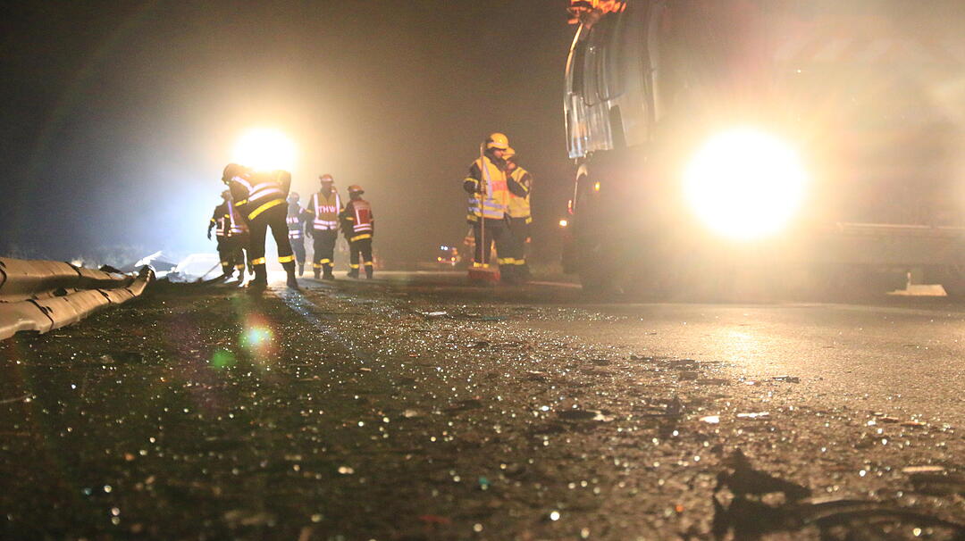 Lkw durchbricht Mittelschutzplanke auf A73