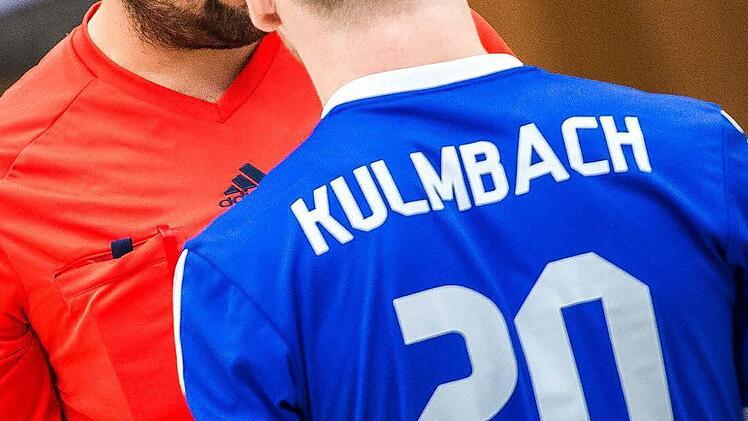 Florian Böhmer ist mit einer Entscheidung von Schiedsrichter Cengiz Gündüz nicht ganz zufrieden. Foto: Alexander Muck